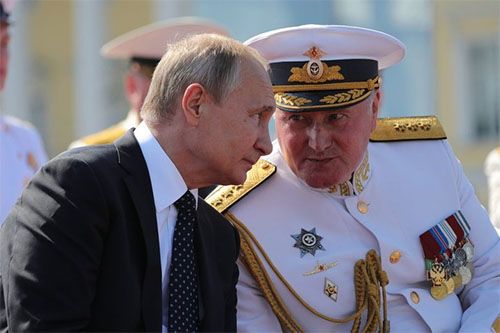 el almirante Vladimir Koroliov con Putin